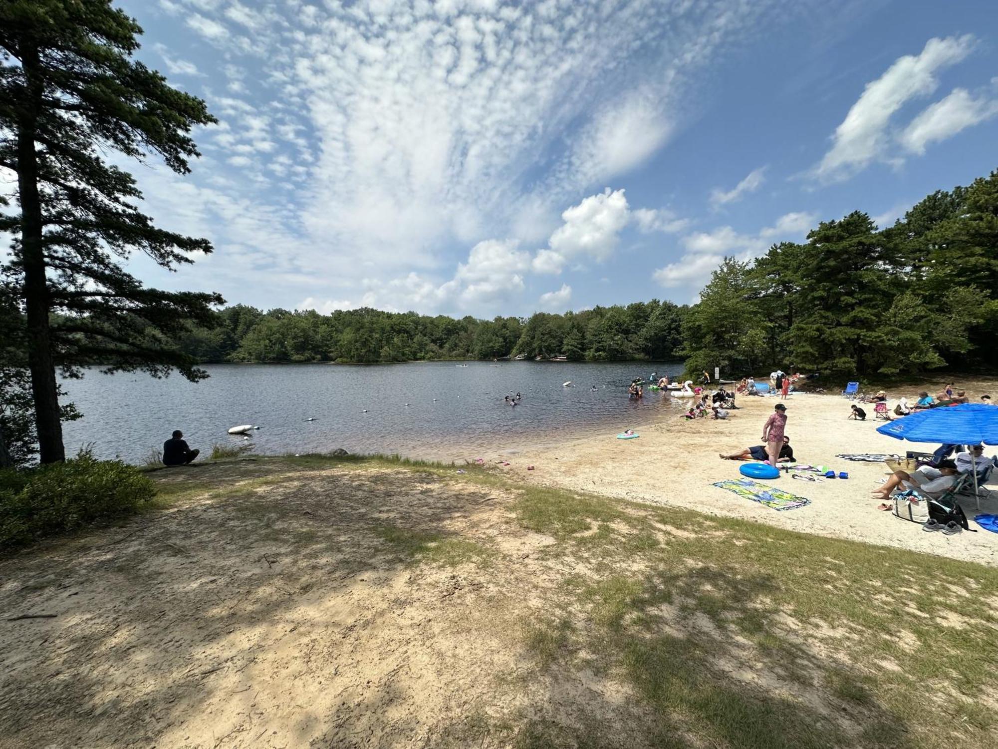 Wow!! Ultimate Pocono Retreat, Hot Tub, Game Room, Deck, Lakes, Skiing, Pools Long Pond