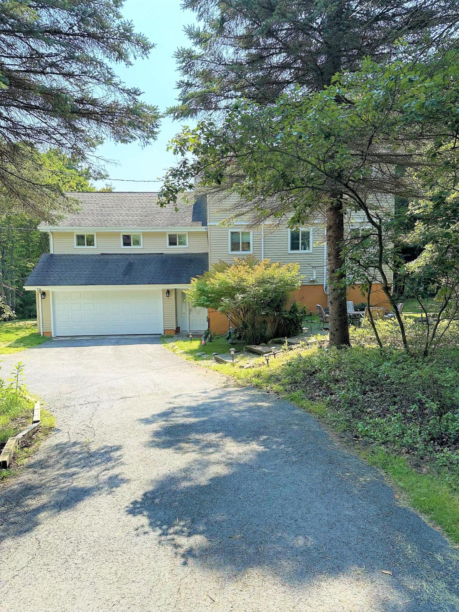 Wow!! Ultimate Pocono Retreat, Hot Tub, Game Room, Deck, Lakes, Skiing, Pools Holiday home *