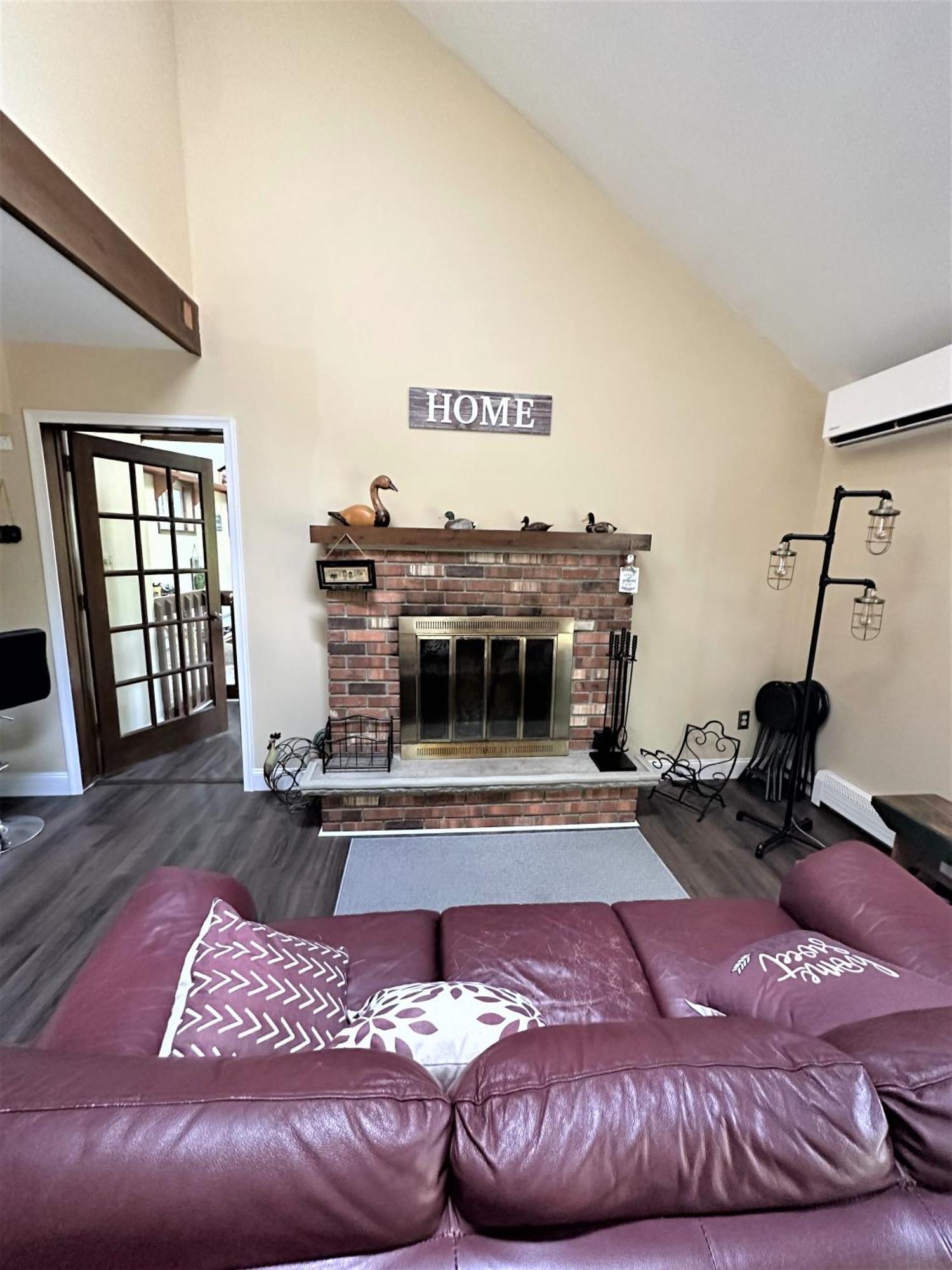 Holiday home Wow!! Ultimate Pocono Retreat, Hot Tub, Game Room, Deck, Lakes, Skiing, Pools