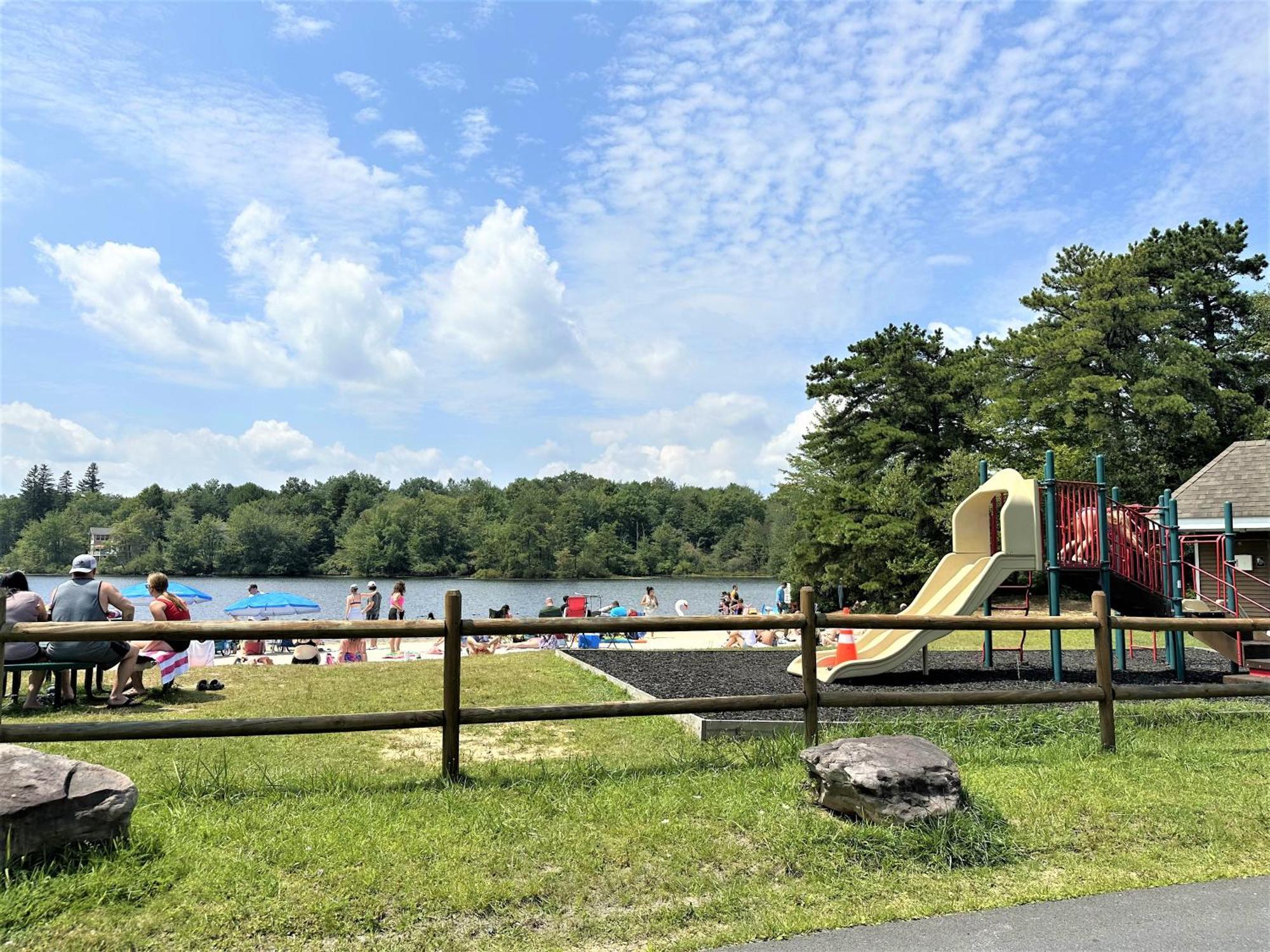Wow!! Ultimate Pocono Retreat, Hot Tub, Game Room, Deck, Lakes, Skiing, Pools Holiday home Long Pond