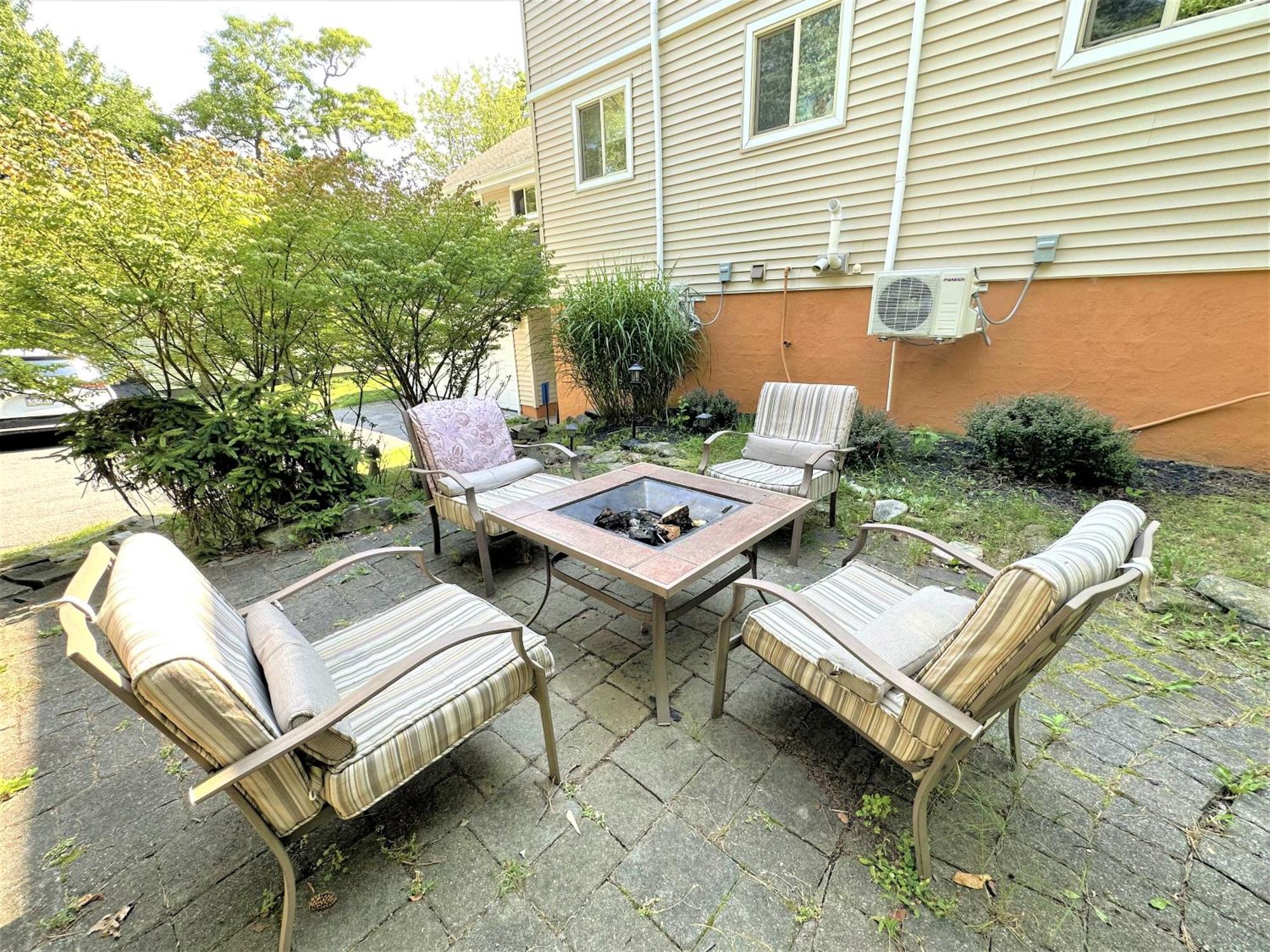 Wow!! Ultimate Pocono Retreat, Hot Tub, Game Room, Deck, Lakes, Skiing, Pools Long Pond