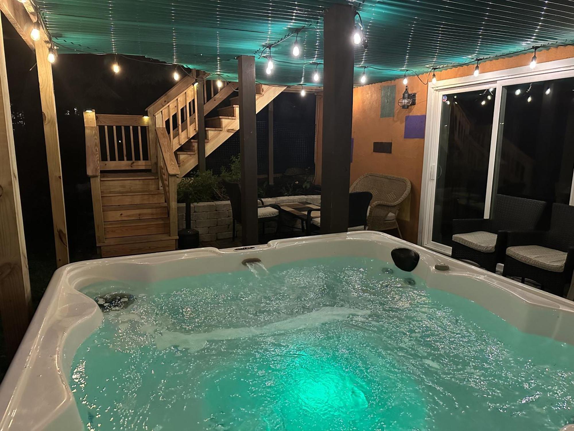 Wow!! Ultimate Pocono Retreat, Hot Tub, Game Room, Deck, Lakes, Skiing, Pools Holiday home Long Pond