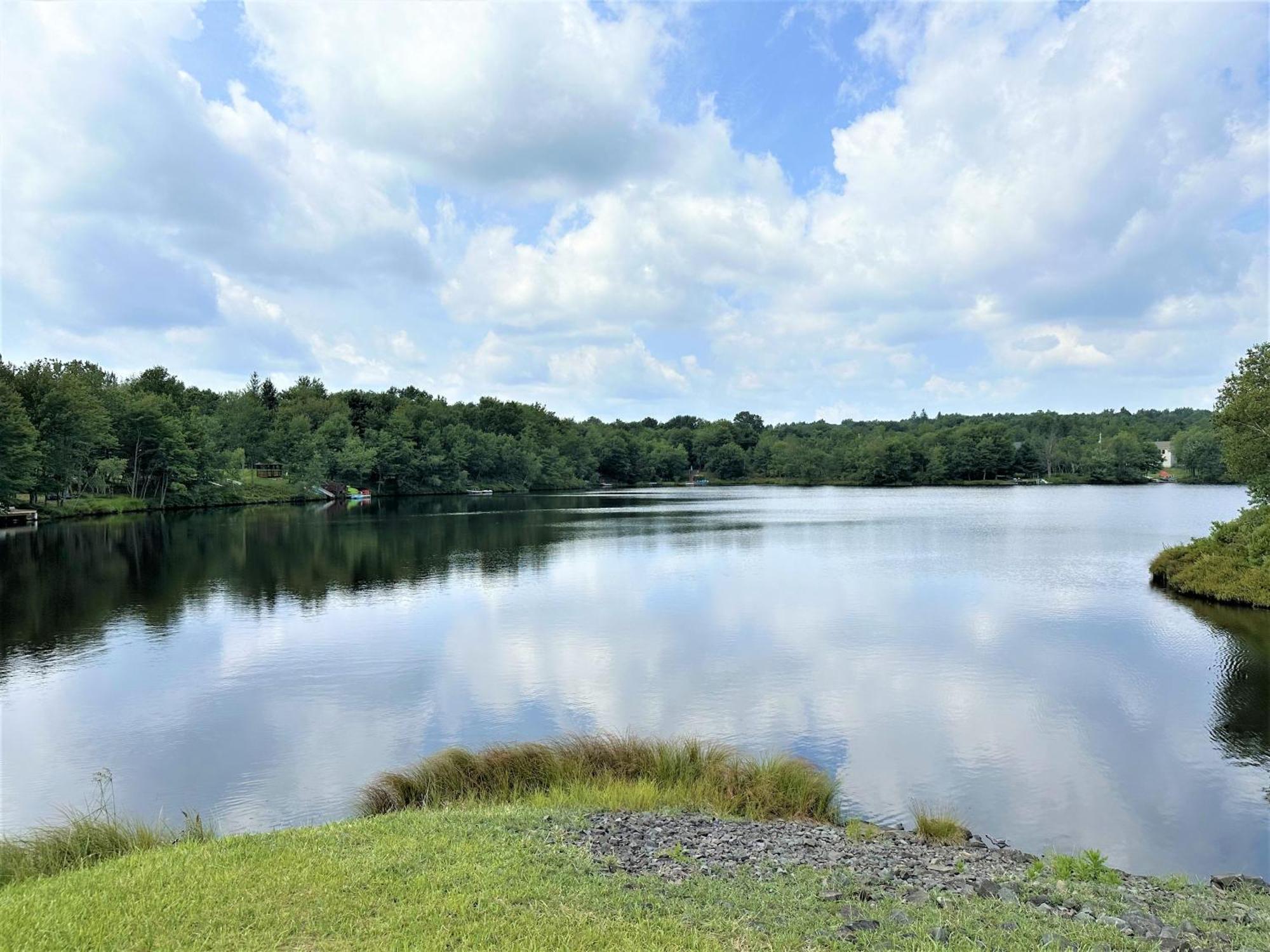 Wow!! Ultimate Pocono Retreat, Hot Tub, Game Room, Deck, Lakes, Skiing, Pools Holiday home Long Pond