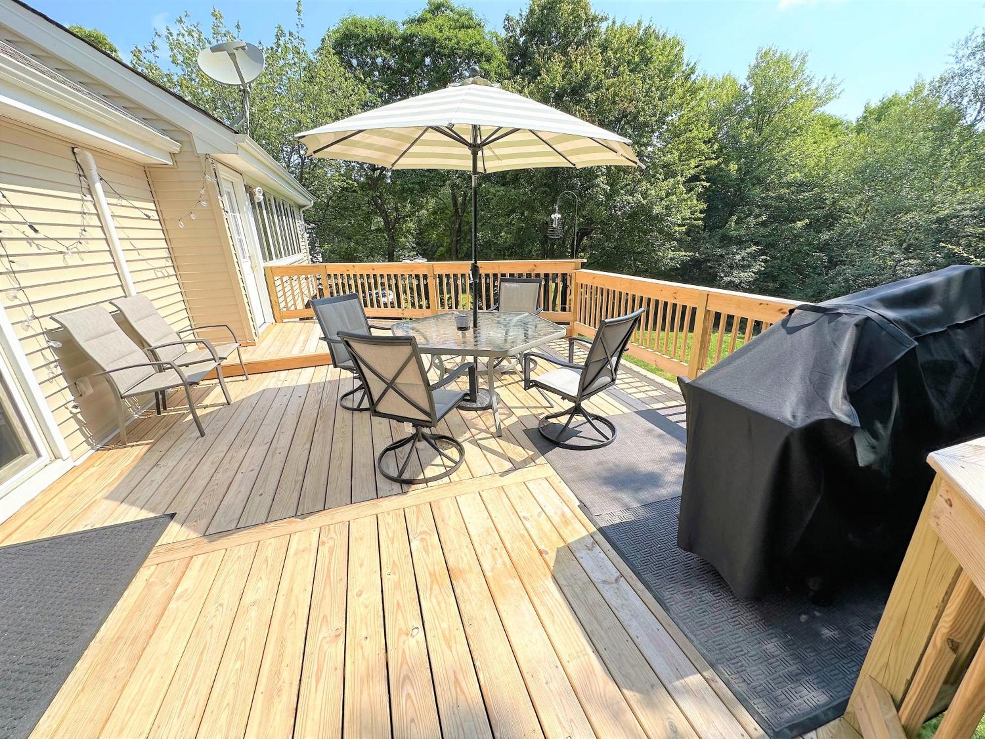 Wow!! Ultimate Pocono Retreat, Hot Tub, Game Room, Deck, Lakes, Skiing, Pools Long Pond