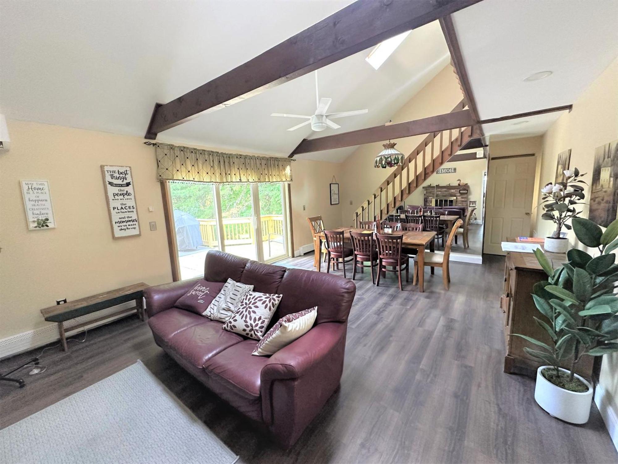 Wow!! Ultimate Pocono Retreat, Hot Tub, Game Room, Deck, Lakes, Skiing, Pools Holiday home