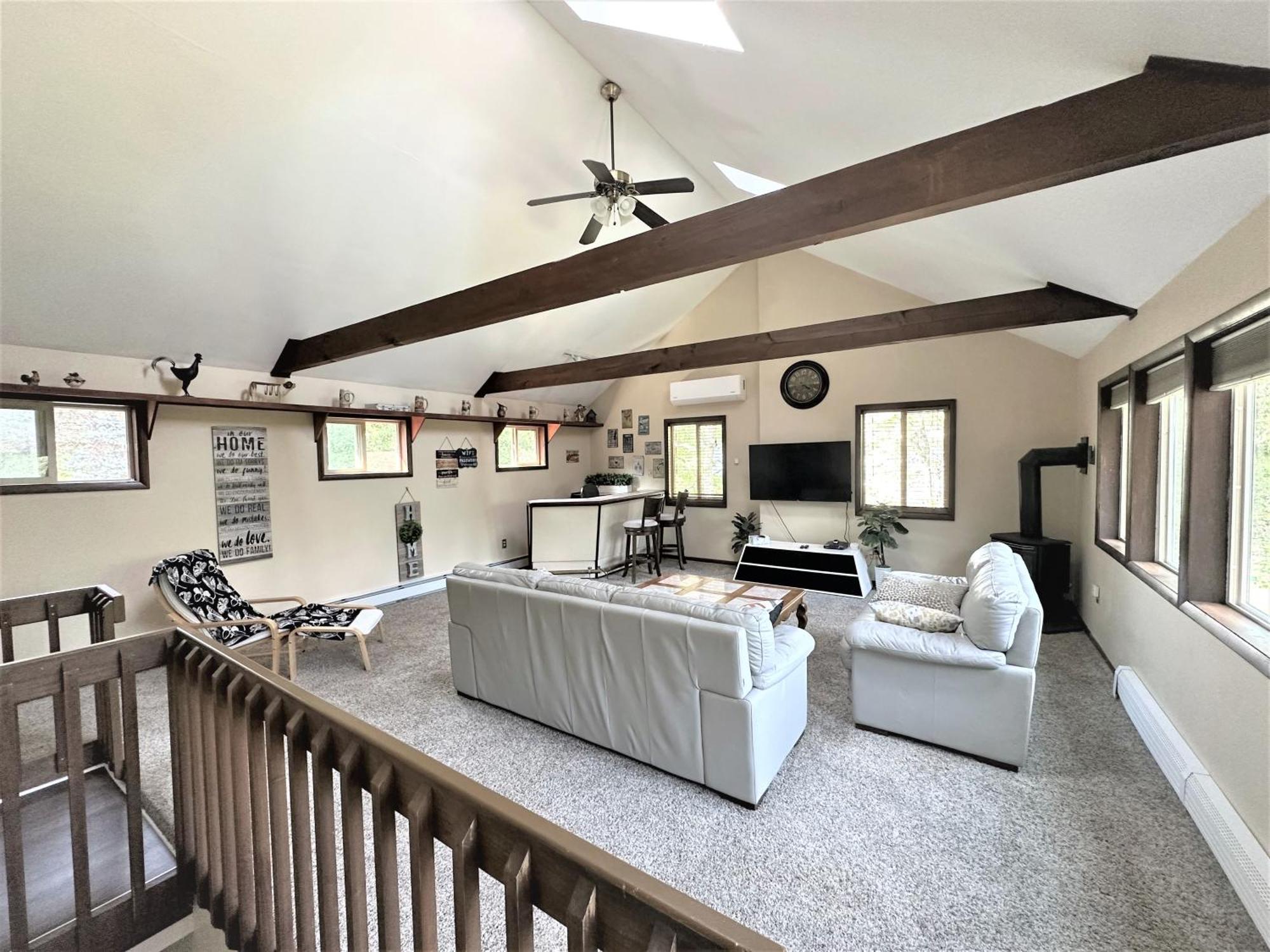 Wow!! Ultimate Pocono Retreat, Hot Tub, Game Room, Deck, Lakes, Skiing, Pools Holiday home *