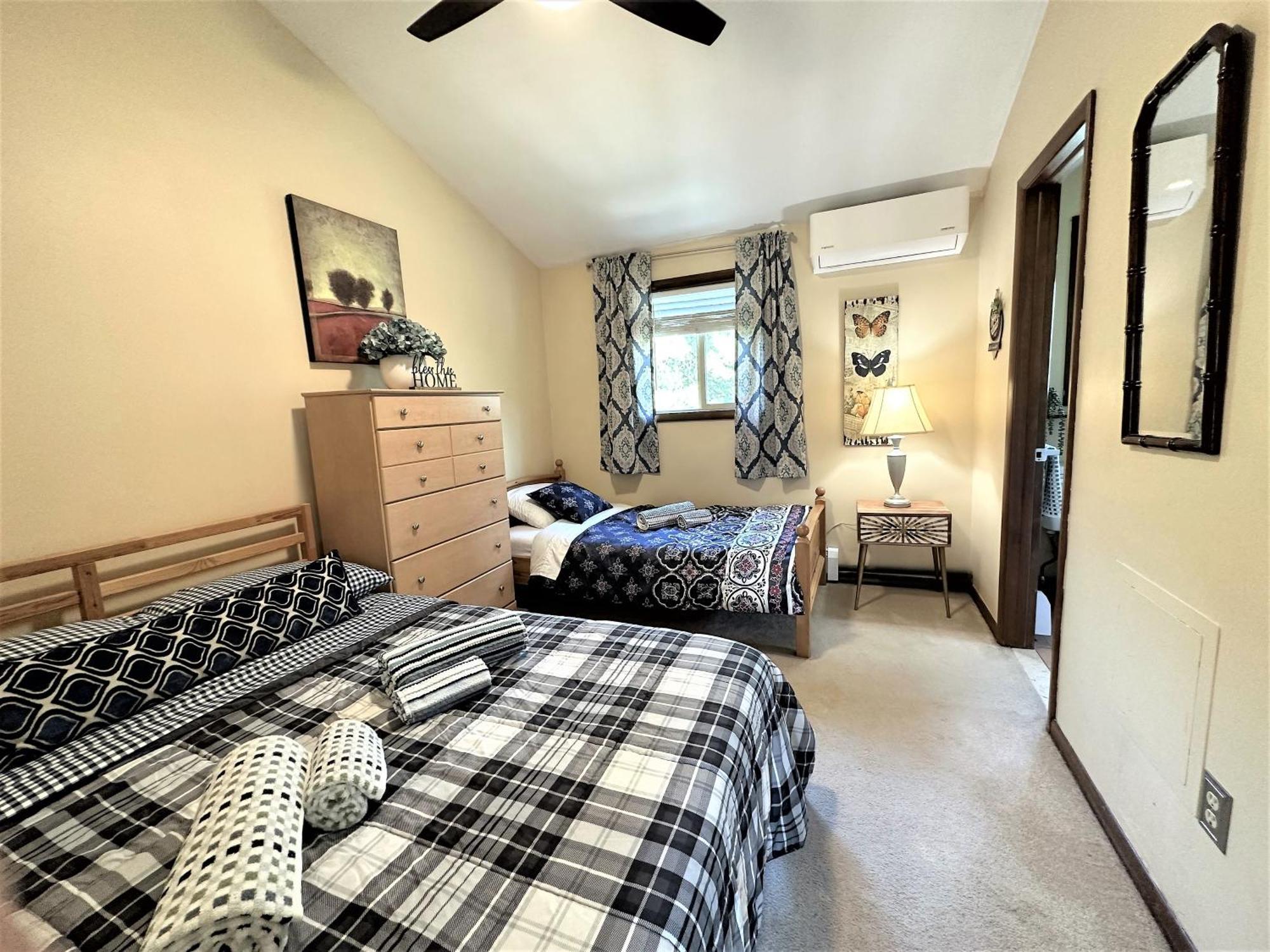 Wow!! Ultimate Pocono Retreat, Hot Tub, Game Room, Deck, Lakes, Skiing, Pools Holiday home Long Pond