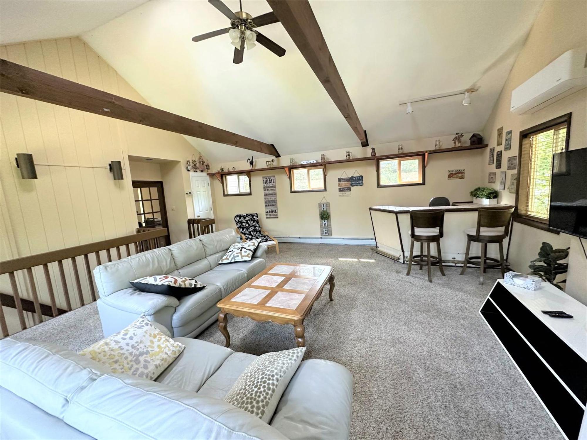 Holiday home Wow!! Ultimate Pocono Retreat, Hot Tub, Game Room, Deck, Lakes, Skiing, Pools Long Pond