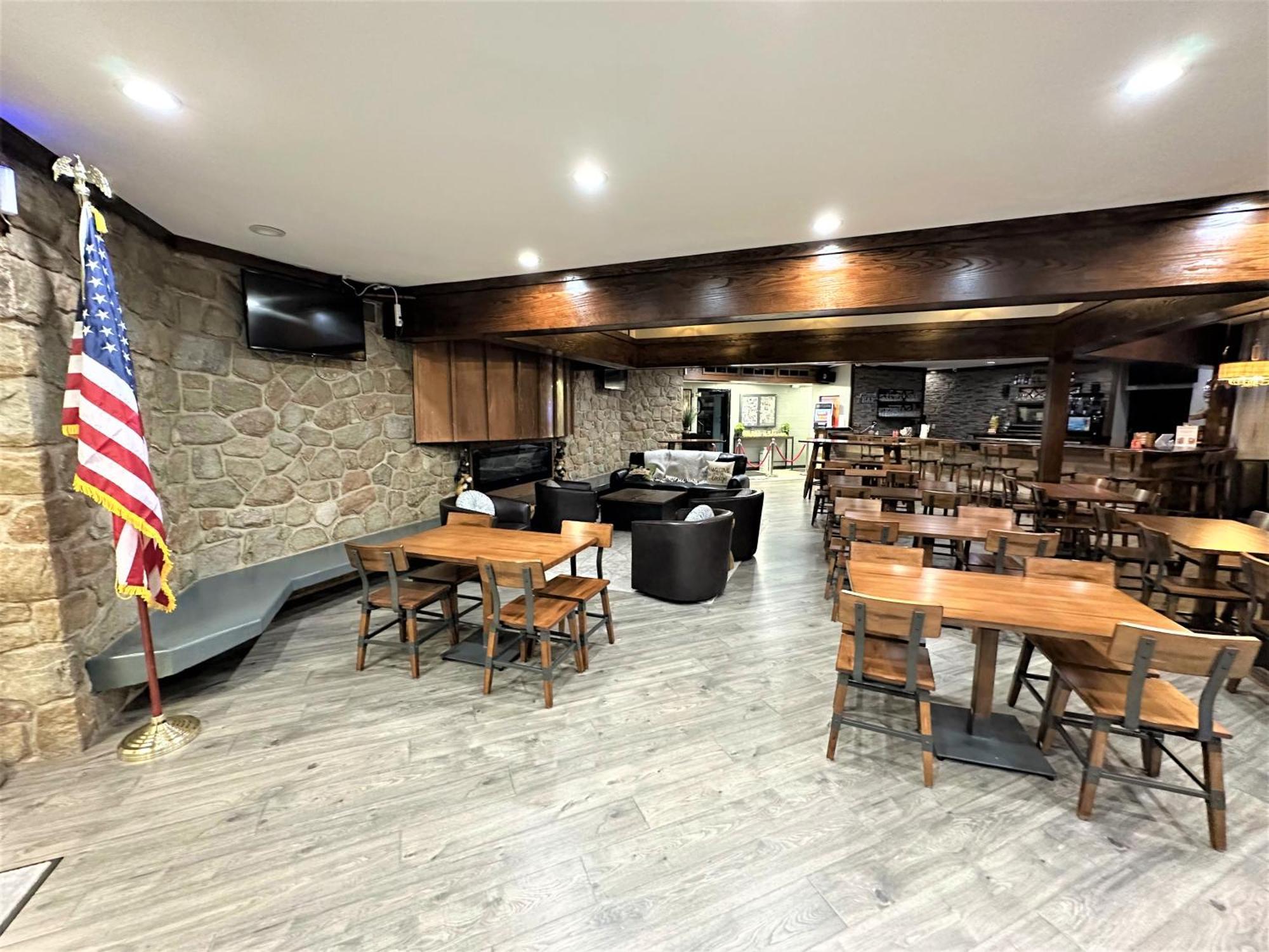 Wow!! Ultimate Pocono Retreat, Hot Tub, Game Room, Deck, Lakes, Skiing, Pools * Long Pond