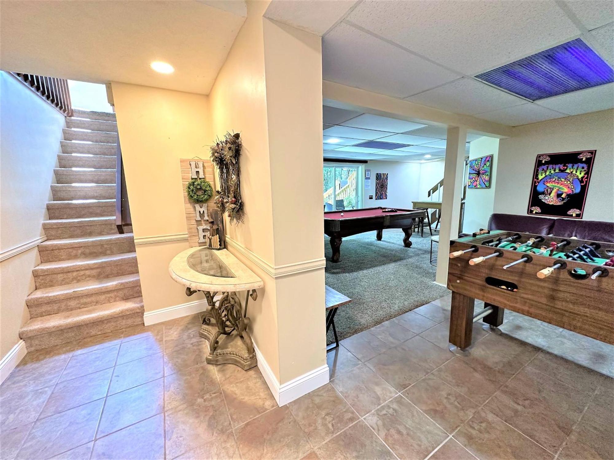 Wow!! Ultimate Pocono Retreat, Hot Tub, Game Room, Deck, Lakes, Skiing, Pools Holiday home *