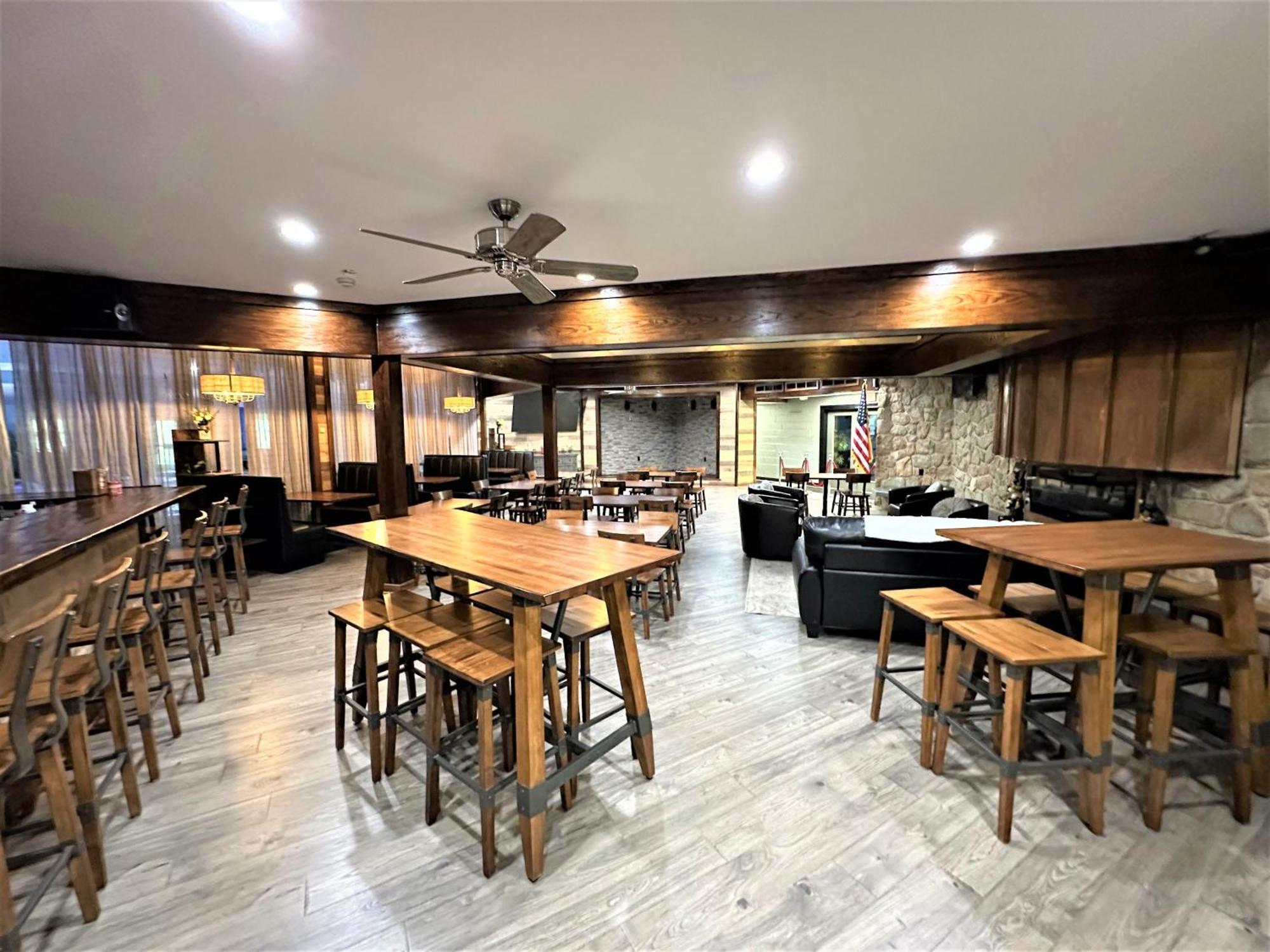 Wow!! Ultimate Pocono Retreat, Hot Tub, Game Room, Deck, Lakes, Skiing, Pools Holiday home Long Pond