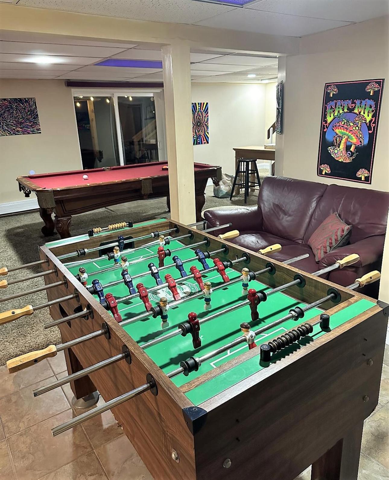 Wow!! Ultimate Pocono Retreat, Hot Tub, Game Room, Deck, Lakes, Skiing, Pools * Long Pond