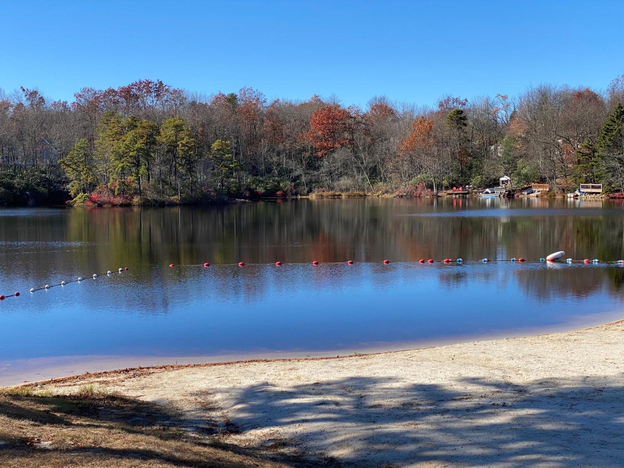 Wow!! Ultimate Pocono Retreat, Hot Tub, Game Room, Deck, Lakes, Skiing, Pools Holiday home