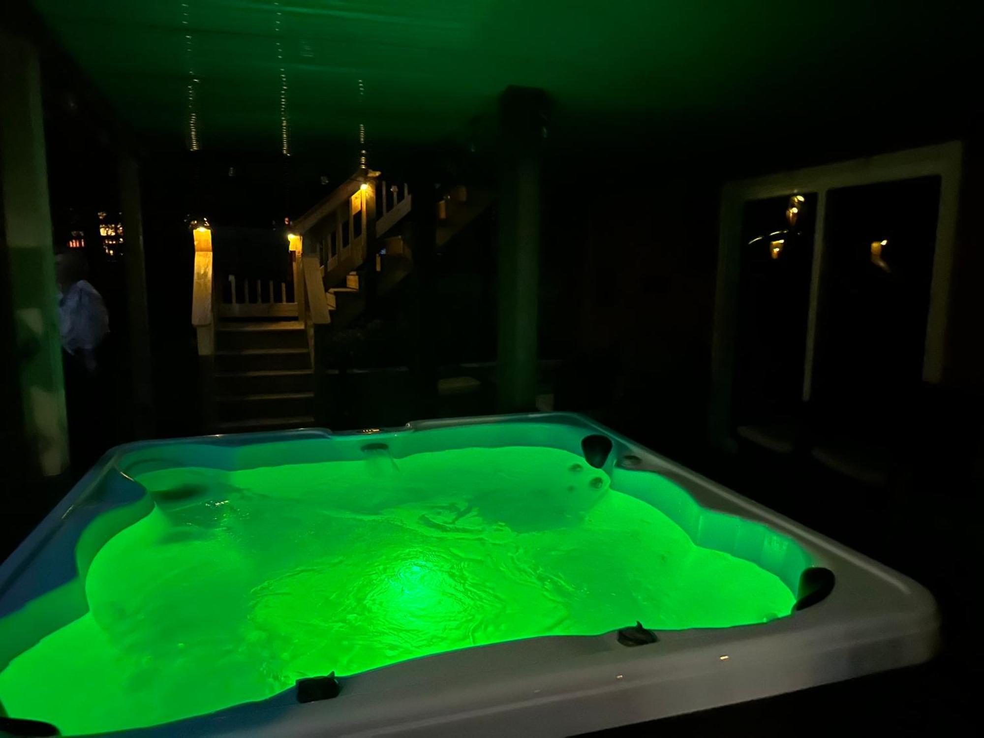 Wow!! Ultimate Pocono Retreat, Hot Tub, Game Room, Deck, Lakes, Skiing, Pools Holiday home *