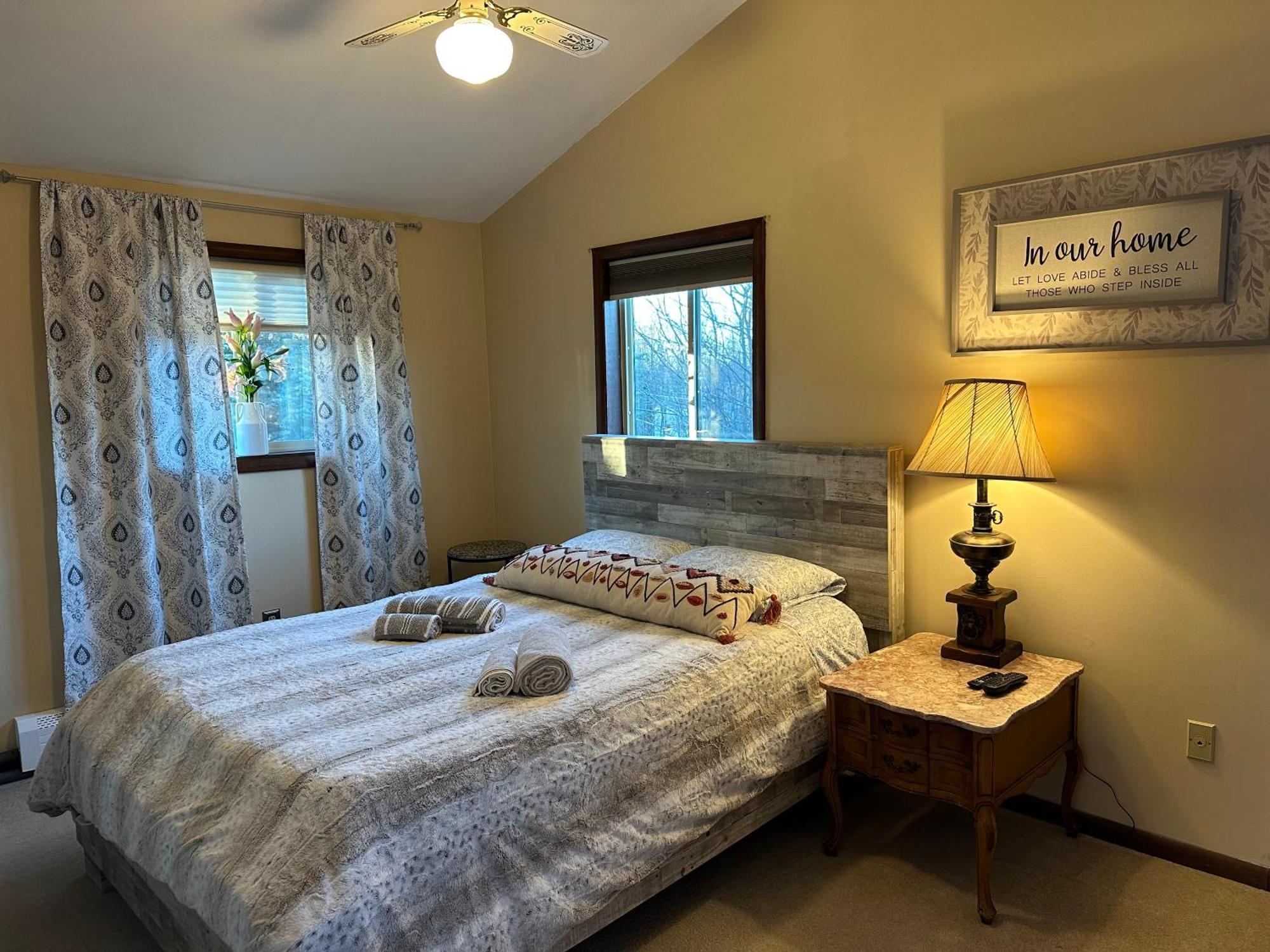 Wow!! Ultimate Pocono Retreat, Hot Tub, Game Room, Deck, Lakes, Skiing, Pools Holiday home Long Pond