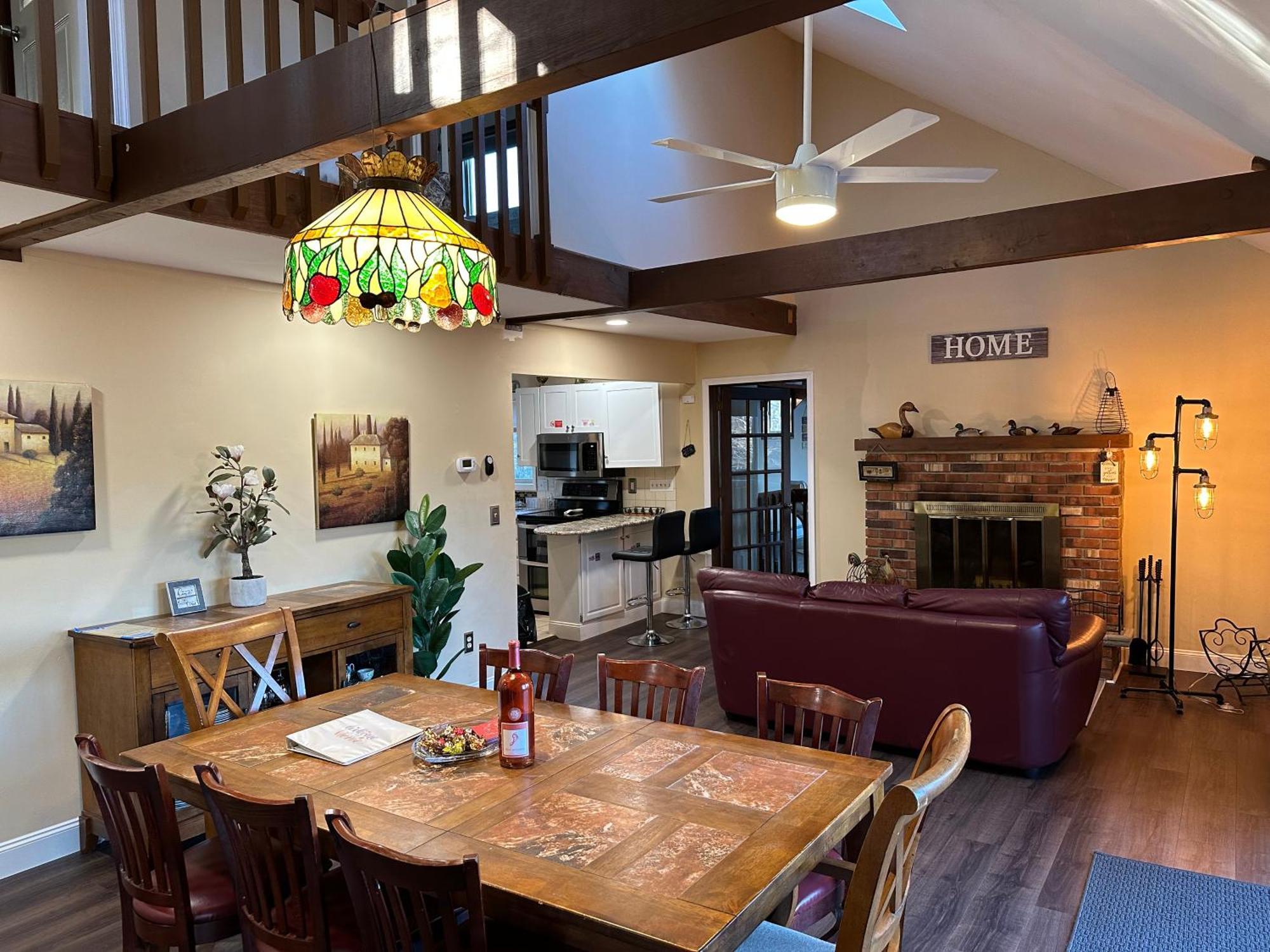 Wow!! Ultimate Pocono Retreat, Hot Tub, Game Room, Deck, Lakes, Skiing, Pools Holiday home Long Pond
